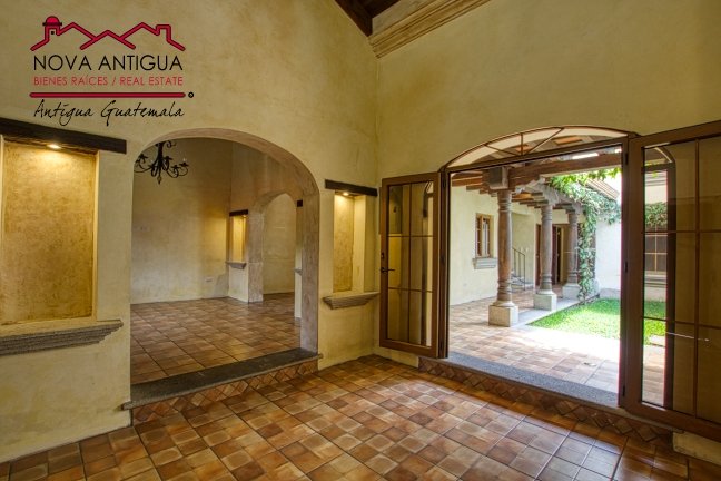 A3999 – 4 bedroom colonial style home in the heart of Antigua