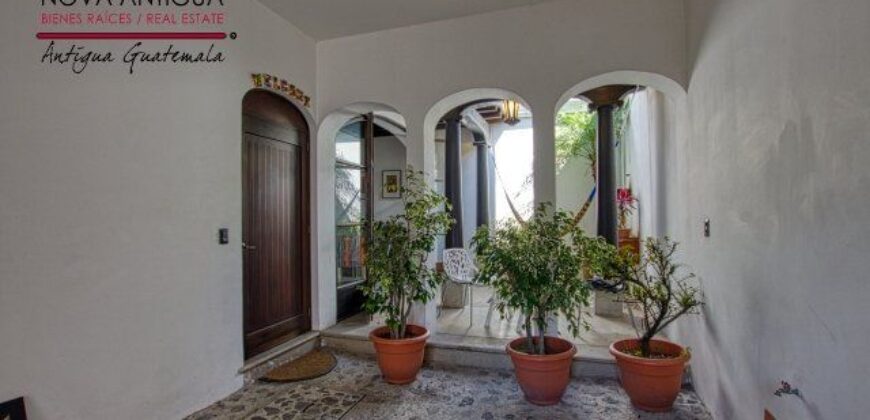 C12 – CASA DE 2 DORMITORIOS EN PEQUEÑO COMPLEJO CERRADO