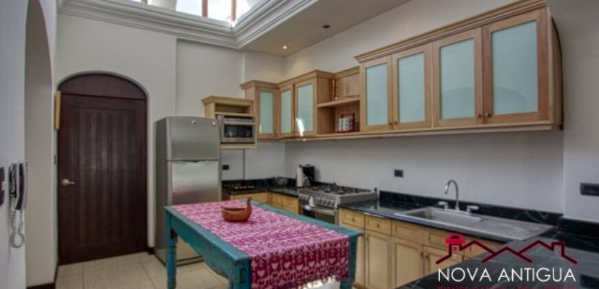 C13 – CASA DE 3 DORMITORIOS EN PEQUEÑO COMPLEJO CERRADO