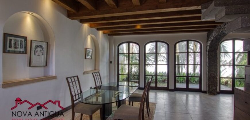 C13 – CASA DE 3 DORMITORIOS EN PEQUEÑO COMPLEJO CERRADO