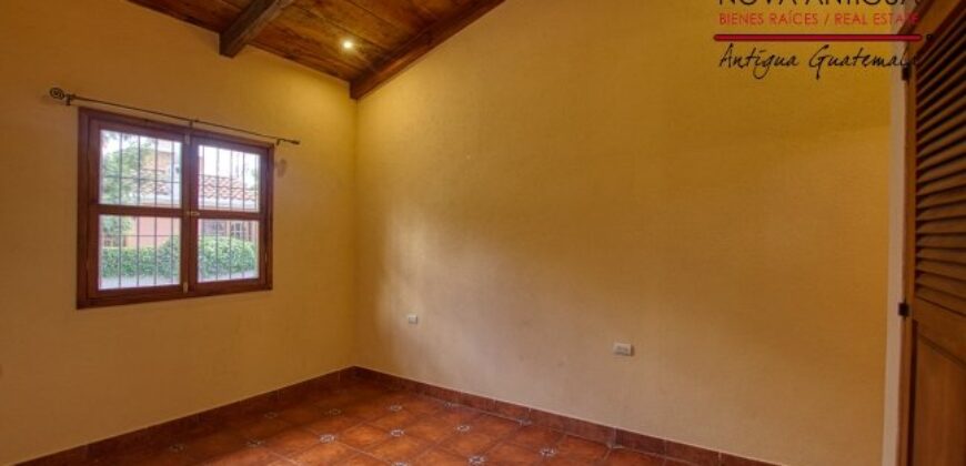 I295 – Casa de 2 niveles en condominio residencial