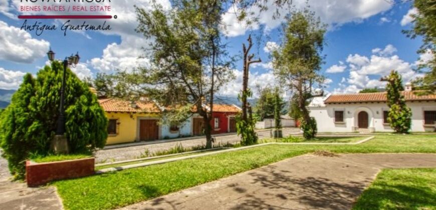 I295 – Casa de 2 niveles en condominio residencial