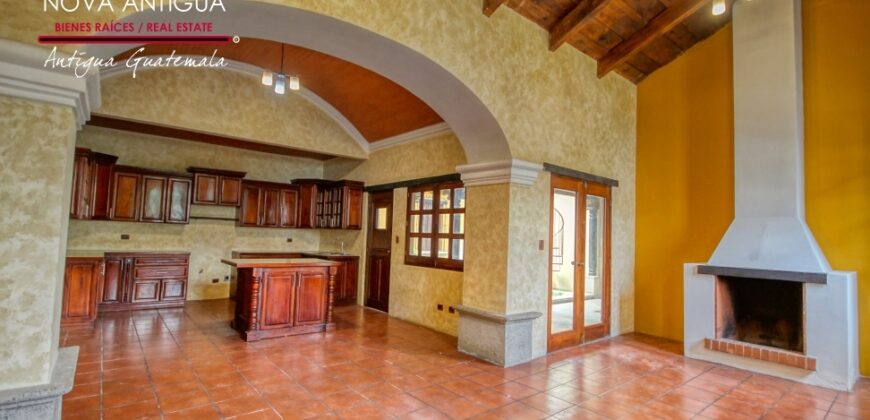 A851 – Casa de 4 habitaciones dentro de residencial