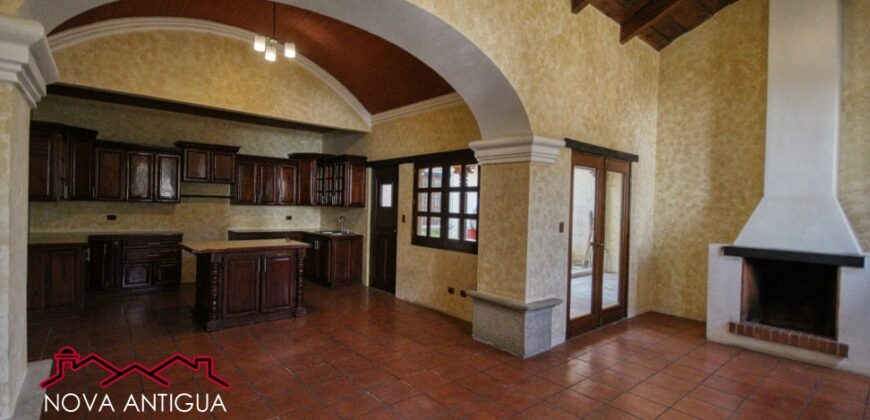 A851 – Casa de 4 habitaciones dentro de residencial