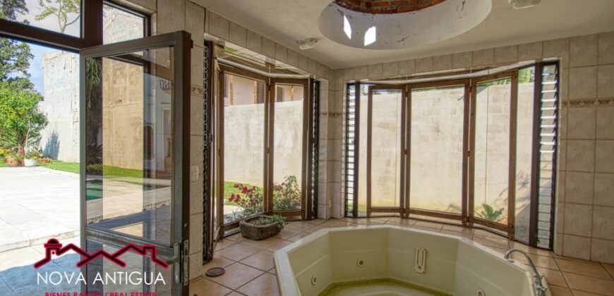 C204 – Mansión de 6 dormitorios con piscina