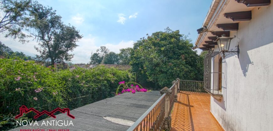 C204 – Mansión de 6 dormitorios con piscina