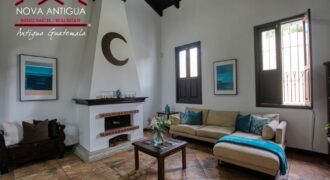 A1045 – Hermosa casa estilo colonial – moderno en centro de Antigua