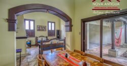 A1045 – Hermosa casa estilo colonial – moderno en centro de Antigua