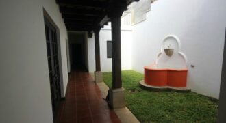 B282 – Hermosa casa de dos niveles en Antigua Guatemala