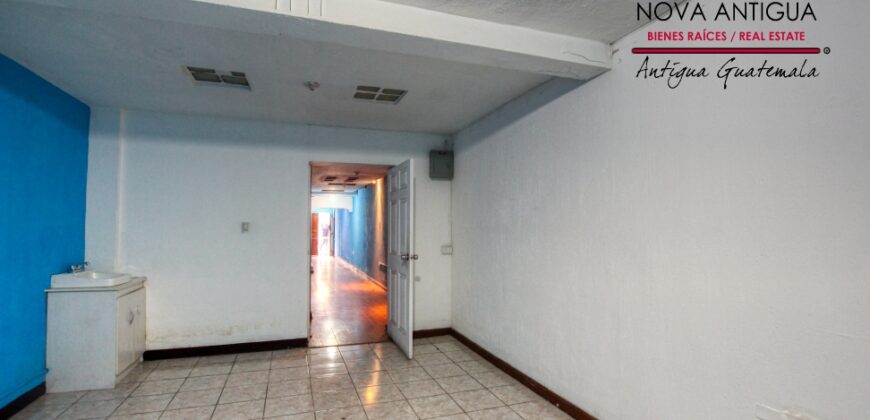 A765 – Local en renta a 2 cuadras del Parque Central de Antigua