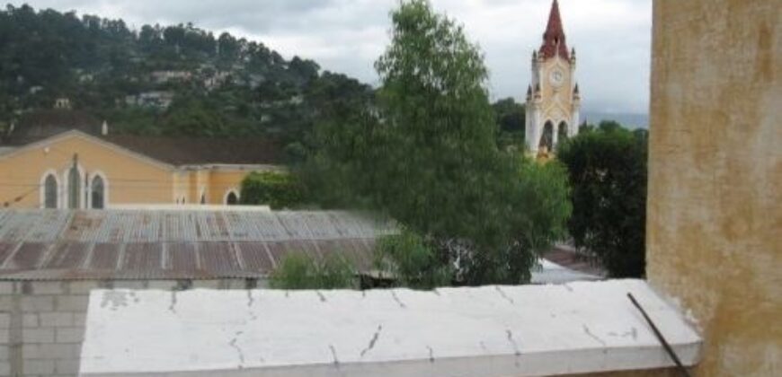 G09 – Only half block from the famous San Felipe Church