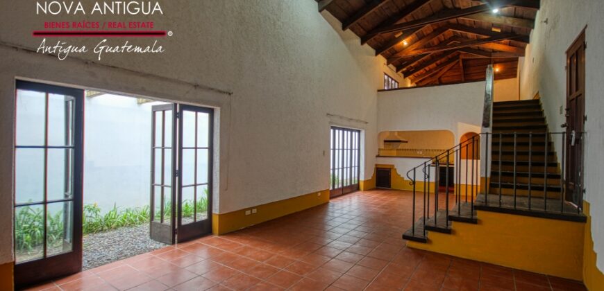 A4138 – Loft for rent in residential area