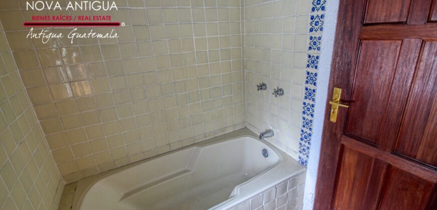 A4138 – Loft for rent in residential area