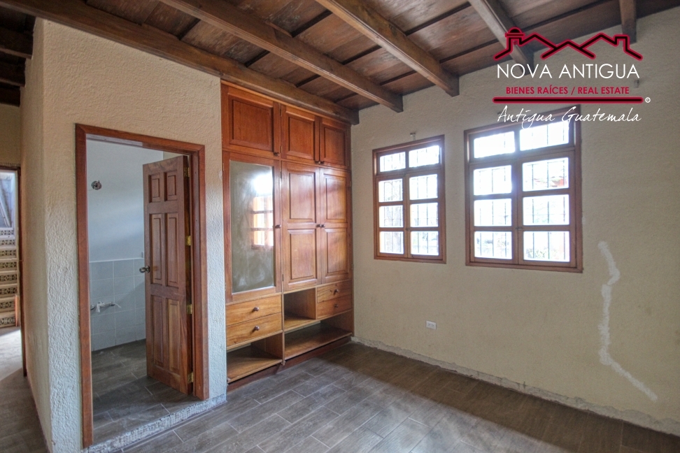 A4145 – House under renovation in the center of La Antigua
