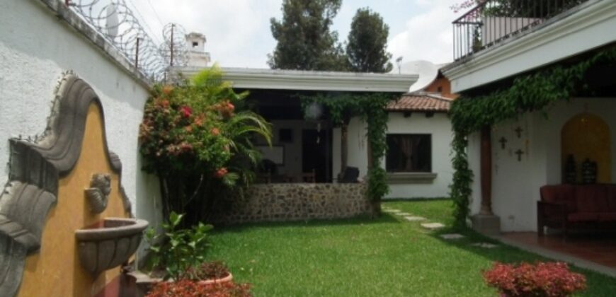 D42 – Casa de 2 niveles en terreno doble en proyecto residencial