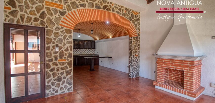 F100 – Beautiful house in Jocotenango