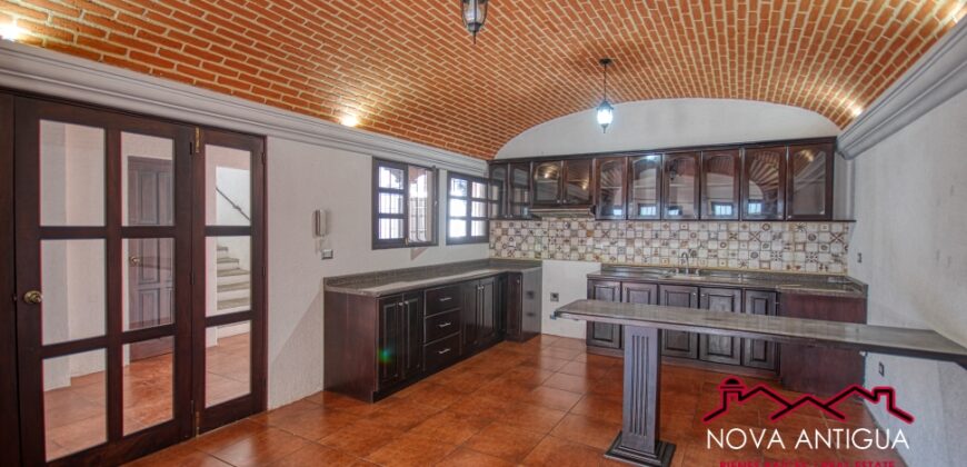 F100 – Beautiful house in Jocotenango