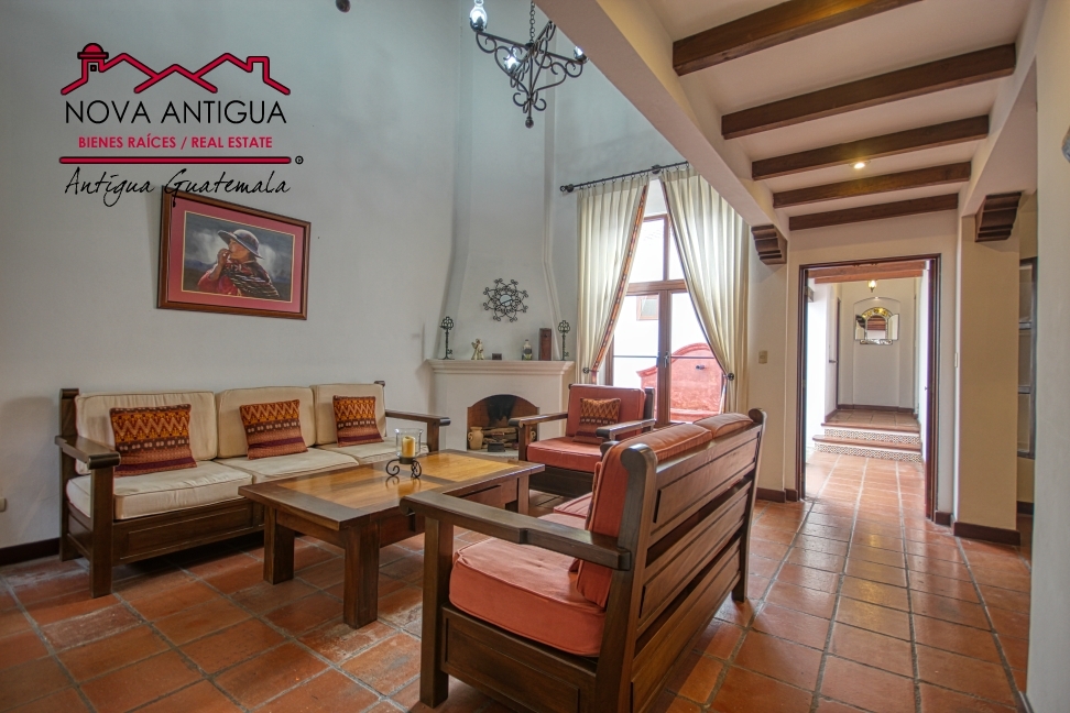 A4151 – Casa amueblada en Condominio Exclusivo en Antigua Guatemala