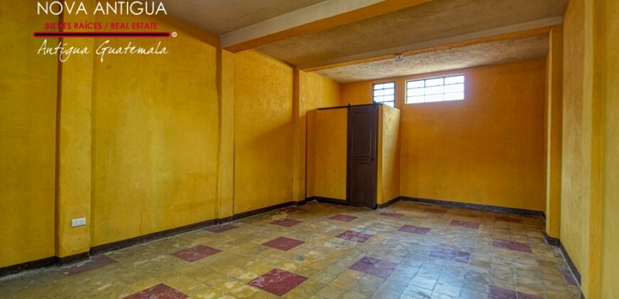 A4158 – Commercial space for rent over very busy street