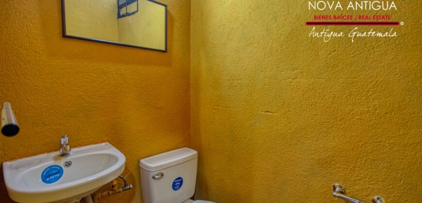 A4158 – Commercial space for rent over very busy street