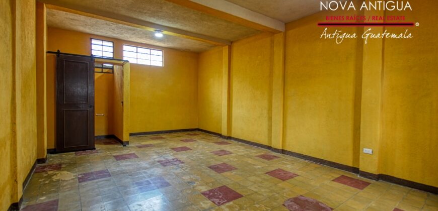 A4158 – Commercial space for rent over very busy street