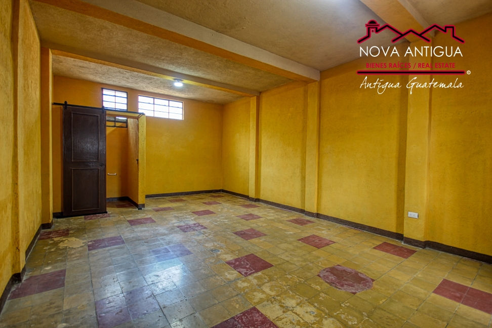 A4158 – Commercial space for rent over very busy street