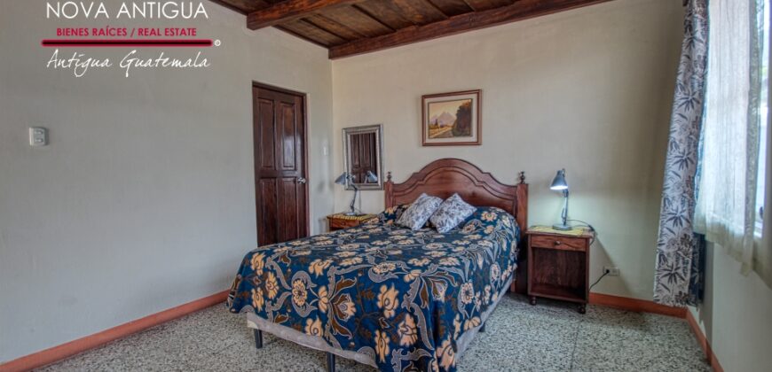 A4160 – Apartment in the center of Antigua Guatemala