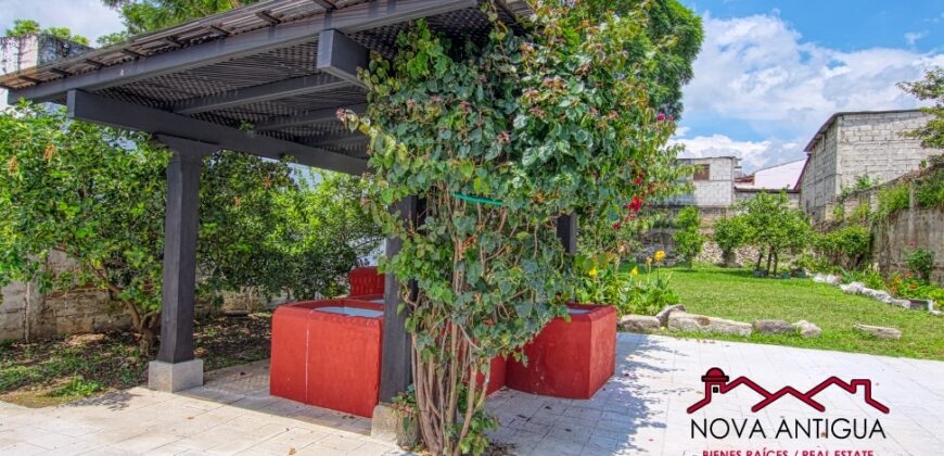 A4169 – Beautiful hause in the central of Antigua