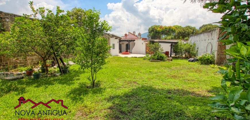 A4169 – CASA EN RENTA EN CENTRO DE ANTIGUA IDEAL PARA NEGOCIO