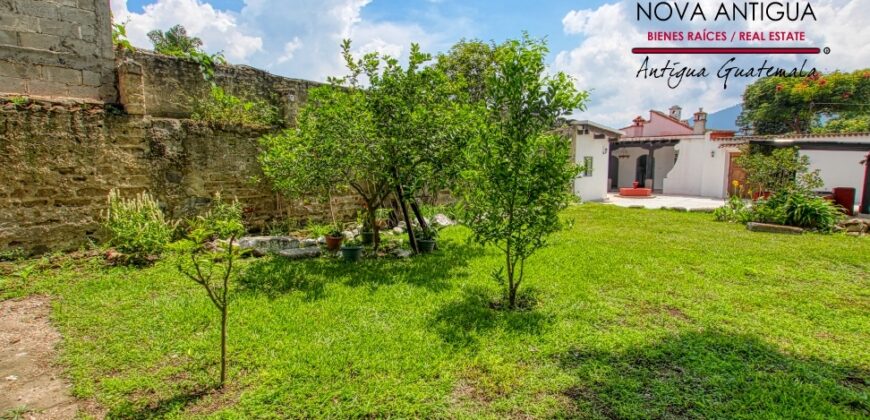 A4169 – Beautiful hause in the central of Antigua