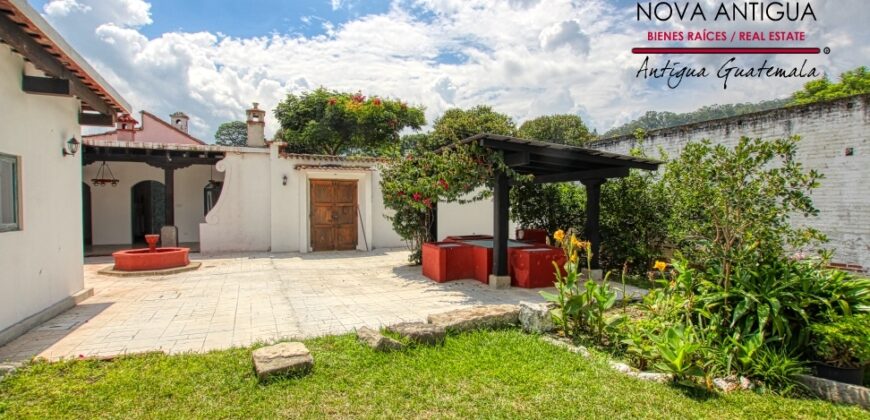 A4169 – Beautiful hause in the central of Antigua
