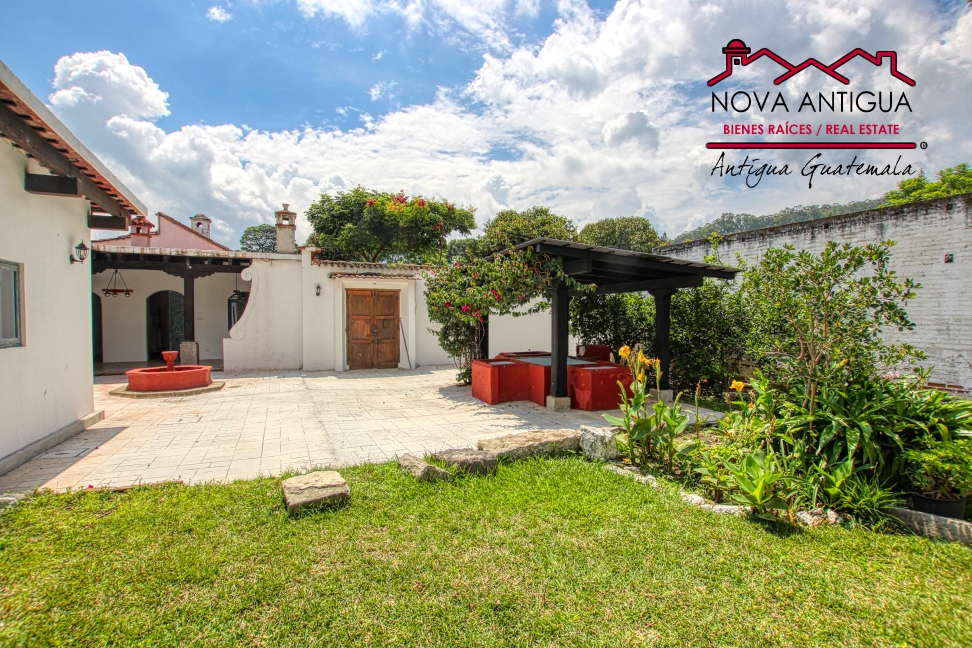 A4169 – Beautiful hause in the central of Antigua