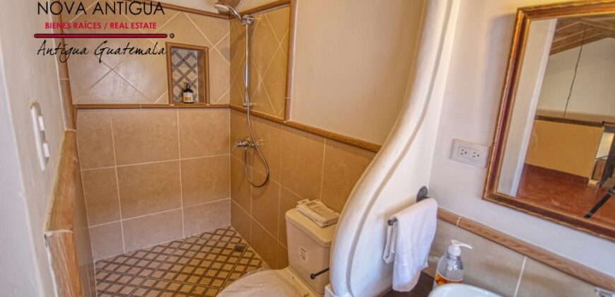 A4185 – Commercial property in the center of Antigua Guatemala