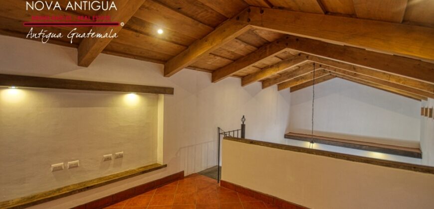 A4185 – Commercial property in the center of Antigua Guatemala