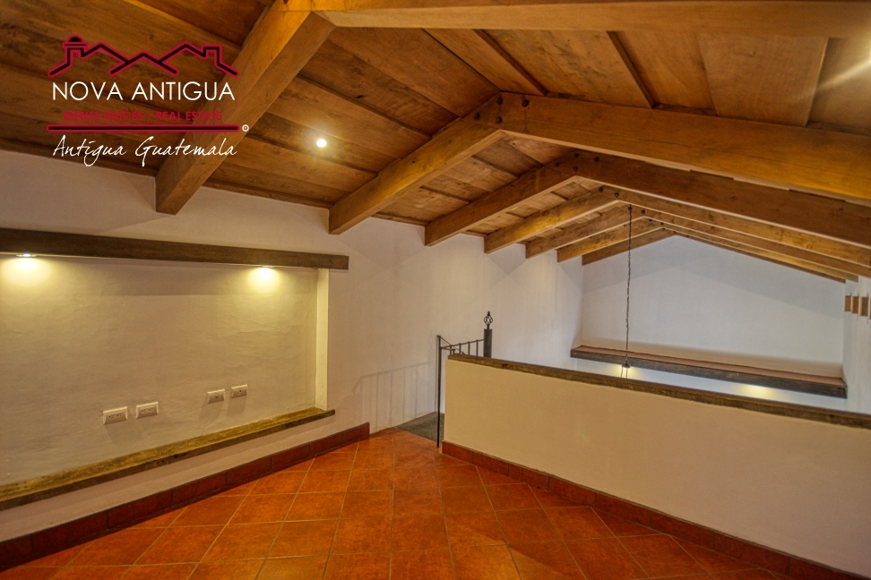 A4185 – Commercial property in the center of Antigua Guatemala