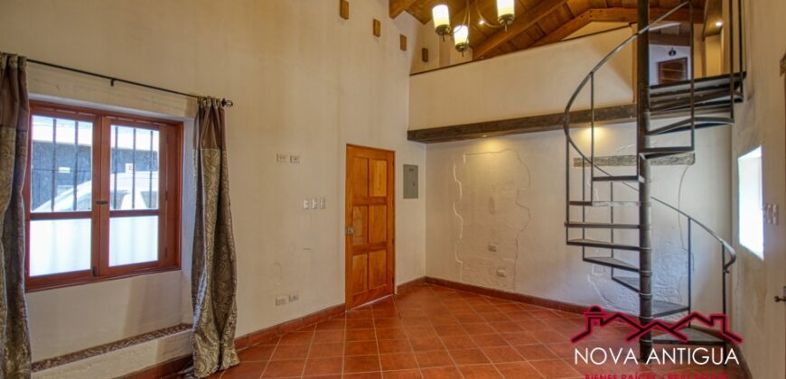 A4185 – Commercial property in the center of Antigua Guatemala