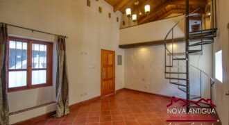 A4185 – Commercial property in the center of Antigua Guatemala