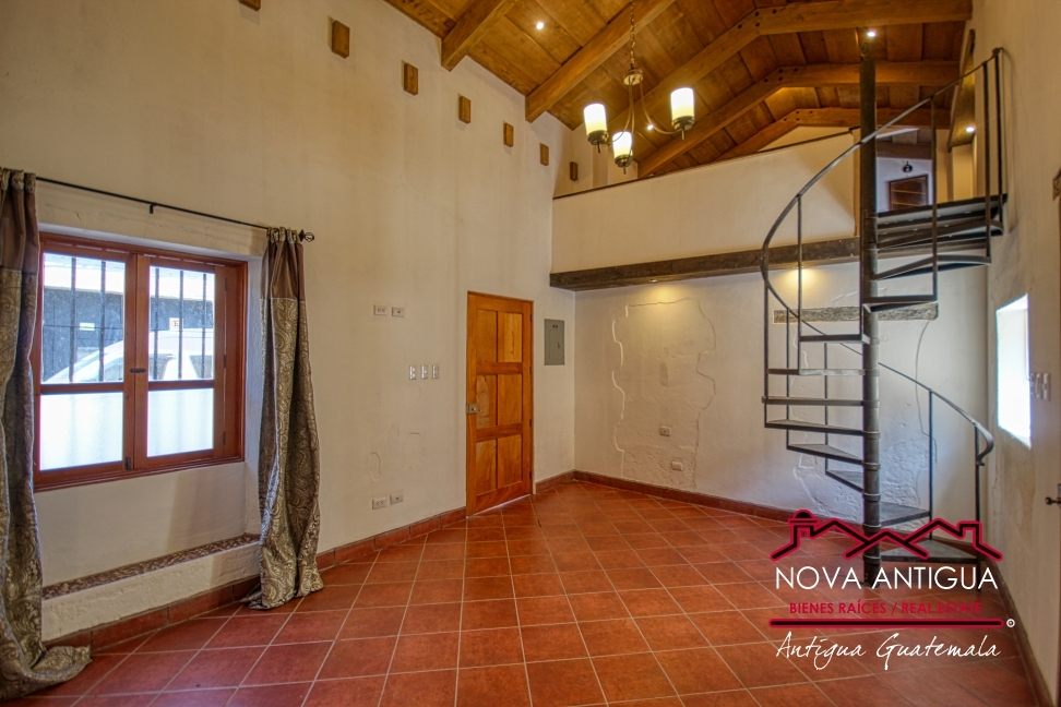 A4185 – Commercial property in the center of Antigua Guatemala