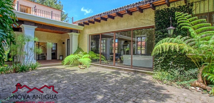 Q450 – Corner building lot in exclusive gated community