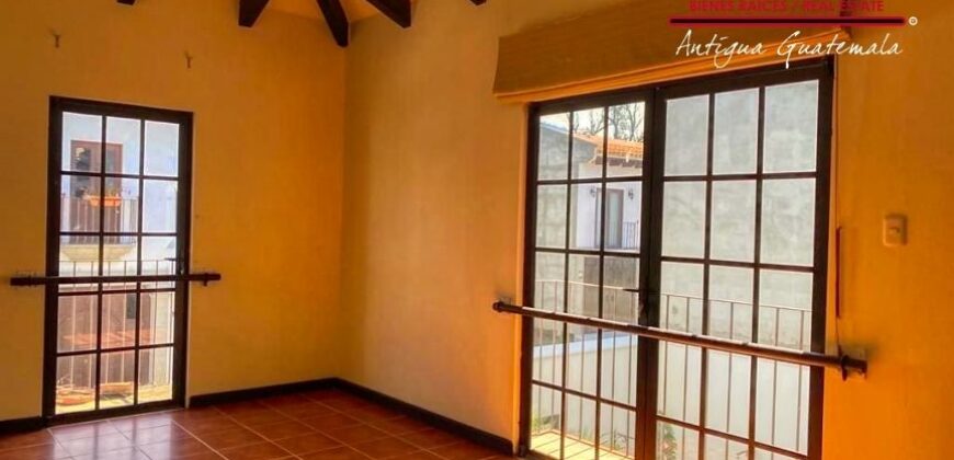 B138 – Casa de 4 habitaciones en condominio