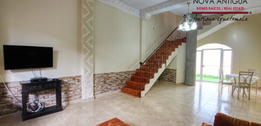 J121 – Nice house in Villas de Santiago