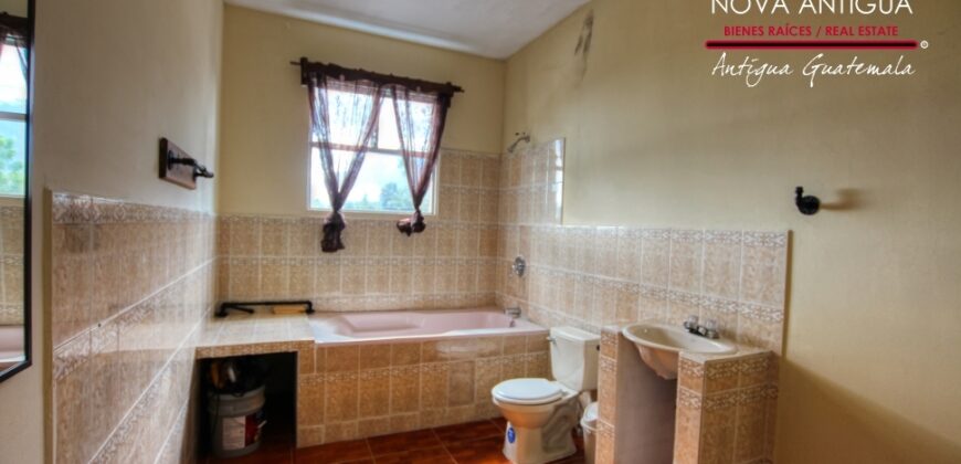 J121 – Bonita casa en Villas de Santiago