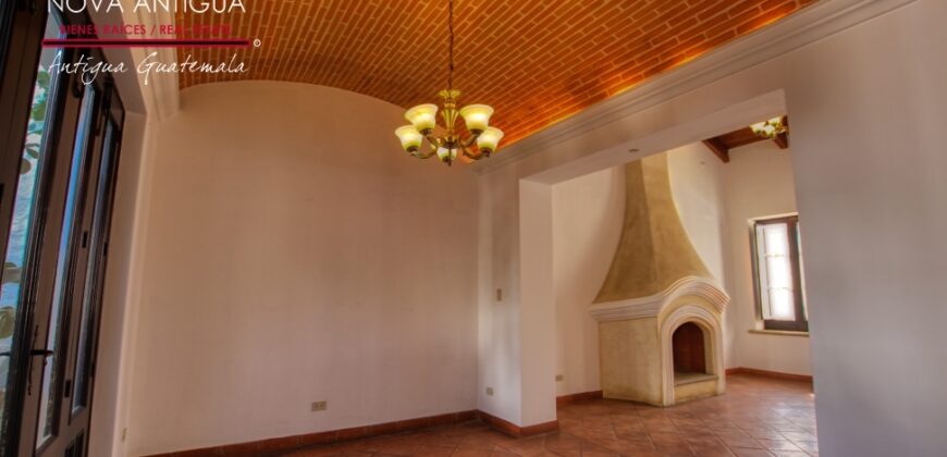 B139 -House For Rent 2 Bedrooms Unfurnished