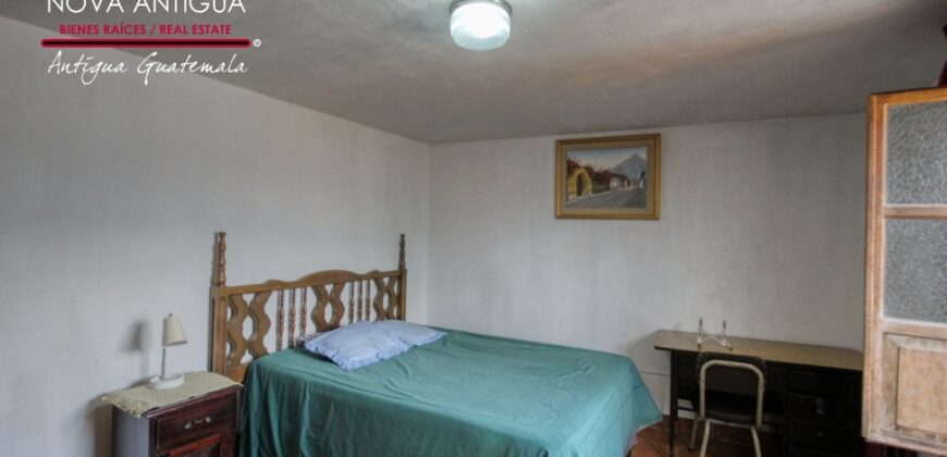 A4207 – Ideal property for a hostel near La Merced church