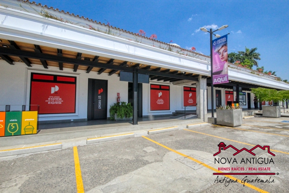 A4208 – Retail Space in Commercial Center