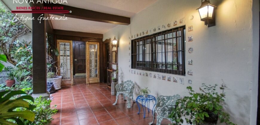 A4213 – Hermosa casa amueblada en el Centro de Antigua