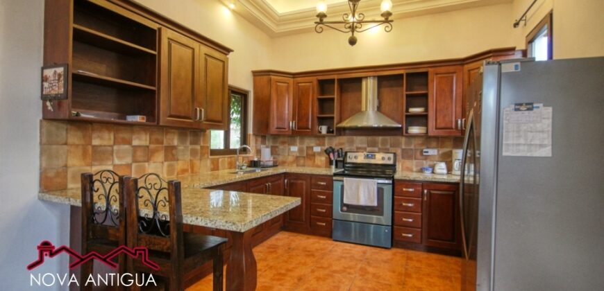 I473 – Bonita casa amueblada en residencial