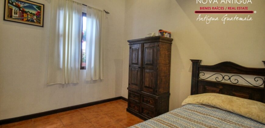 I473 – Bonita casa amueblada en residencial