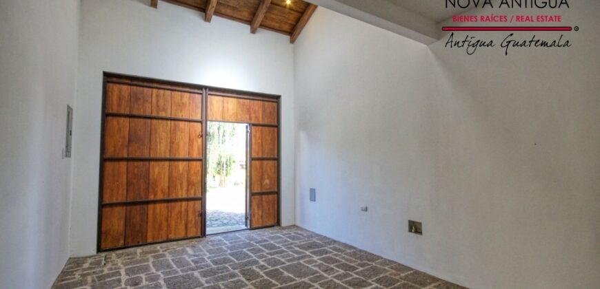 I474 – Casa sin muebles en renta en San Pedro las Huertas