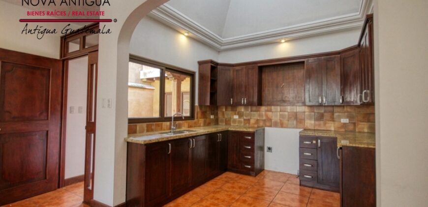 I474 – Casa sin muebles en renta en San Pedro las Huertas